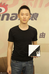 组图：梁博澄清没在美国卖艺 发新歌没空拍MV