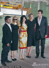 组图：《W.E》发布会 导演麦当娜现身霸气十足