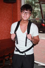 组图：周丽淇预祝生日 感情随缘绝不隐瞒