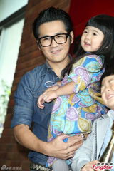 组图：曹格嘟嘴当众亲太太 一家四口齐亮相