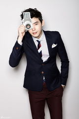 高清组图：《秘密花园》男星李钟硕秋装写真变型男