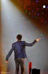 组图：李宇春林俊杰开唱 众星为Selina俞灏明祈福