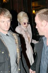 高清组图：Lady gaga现身巴黎遭粉丝袭胸