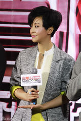 组图：苗圃短发LOOK现身 造型帅气惊艳全场