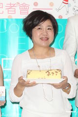 组图：高以翔帅气亮相义卖 否认与雷凯欣一夜情