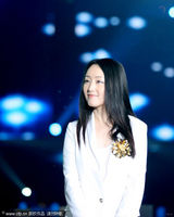 组图：杨钰莹首登央视舞台 与李玟李玉刚同台献唱