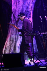 高清组图：陈奕迅香港开唱 靠唱功长裤T恤也疯狂