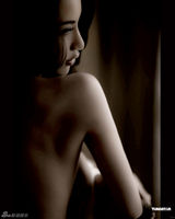 高清图：嫩模拍大尺度写真 肌肤柔美魅力四射