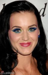 高清组图：凯蒂-佩里亮相派对 紧身胸衣搭配彩裙