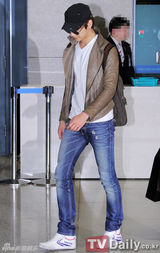 组图：少女时代Kara与IU等结束泰国公演飞抵韩国