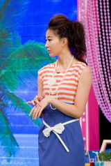 组图：周知录制《美丽俏佳人》 曝沙滩保养秘笈