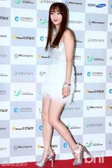 组图：众偶像亮相仁川演唱会红毯 珍云受伤架拐