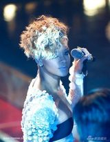 幻灯图集：蕾哈娜低胸做客节目 吸引男主播目光