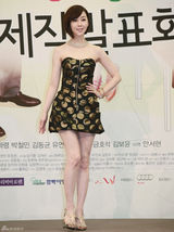 高清组图：张娜拉宣传新剧《童颜美女》粉红俏皮