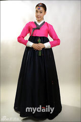 组图：崔韩光吴楚熙等艺人拍韩服写真庆中秋