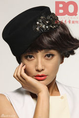 组图：秦岚携宠物登封面 复古军装秀美腿