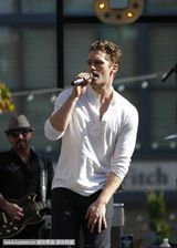 组图：马修-莫里森露天打歌发布首张个人专辑