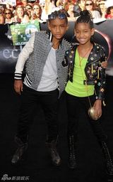 幻灯图集：《月食》洛杉矶首映 主创三人暧昧传情