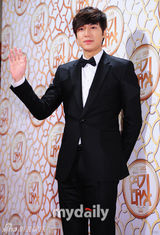 组图：SBS和KBS颁奖典礼 韩石奎申河均分获演技大奖