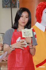 组图：袁咏仪出席活动谈峰芝婚变 为谢霆锋夫妇支招 