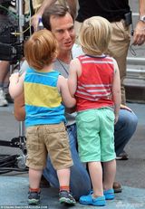 组图：《忍者神龟》热拍 梅根化身娇俏女记者