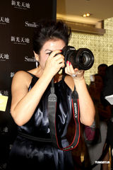 组图：钟楚红优雅亮相慈善影展 现场大方秀裸背