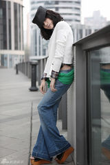 组图：吴岱凝随性写真曝光 轻熟女状态令人羡慕