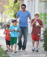 幻灯图集：贝克汉姆携三子外出 秀络腮胡新造型