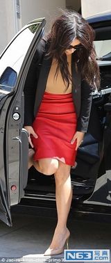 组图：卡戴珊肉色打底衫出街 风吹乱发小露性感