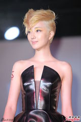 组图：桂纶镁金发造型示人 舞台上大玩变装秀