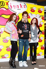 组图：汪东城推自创品牌 自曝性感嘴唇印T恤