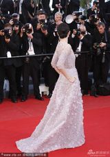 组图：《维纳斯》首映 章子怡素雅长裙助阵