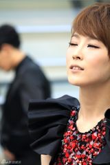 组图：谢楠甜美春日写真 与大左演绎神仙眷侣