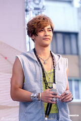 高清图：飞轮海为新专辑签唱 帅气亮相大秀肌肉