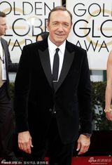 高清图：《纸牌屋》凯文-史派西亮相金球奖红毯