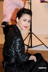 幻灯组图：Amanda S着黑色皮衣 帅气现身品牌发布会