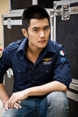 组图：沈泰生活写真曝光 阳光帅气时尚十足