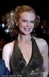 组图：妮可戛纳走红毯 长裙高贵大秀无瑕美背