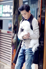 组图：陈晓东漫步冬日街头 坚强成熟更添男人味