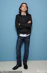 组图：《曼德拉》拍写真 哈里斯紧抱易德立斯