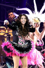 组图：张惠妹台北热力开唱 羽毛装惊艳大秀爵士鼓