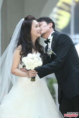 组图：张震大婚献吻娇妻 亲手为新娘提裙摆