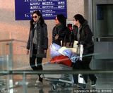 组图：李嘉欣机场街拍羽绒服搭配窄腿裤帆布鞋