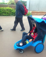 组图：张柏芝携子街拍照曝光 Lucas紧搂妈妈