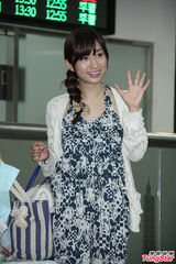 组图：AKB48三成员靓丽抵台 菊地彩香超萌露肚