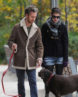 组图：安妮-海瑟薇与丈夫甜蜜轧马路