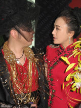 组图：秦岚亮相国际时装周 剑眉红衣冷艳英气