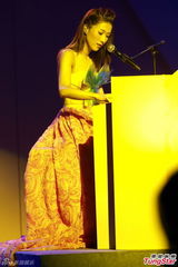 组图：钟嘉欣开唱似百变公主 郑欣宜等助阵