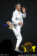 组图：刘德华演唱会卖萌卖力 露腹肌与女伴缠绵