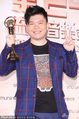 组图：林忆莲获最佳国语女歌手 常石磊代领